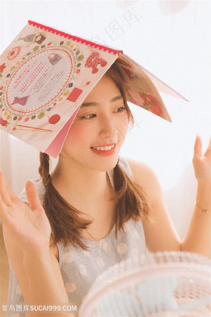 美女跳舞时衣服突然掉了